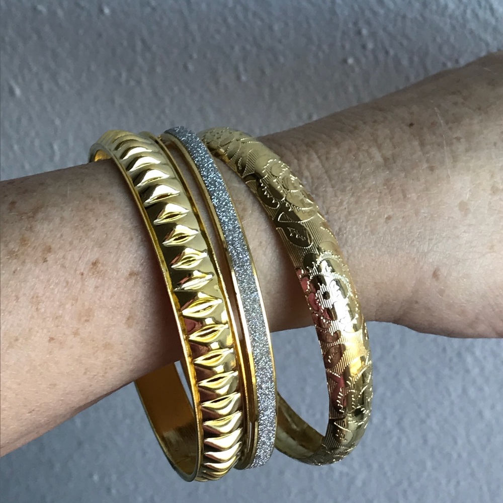 🆕Set of 3 Gold Tone Metal Bangles - Picture 3 of 3